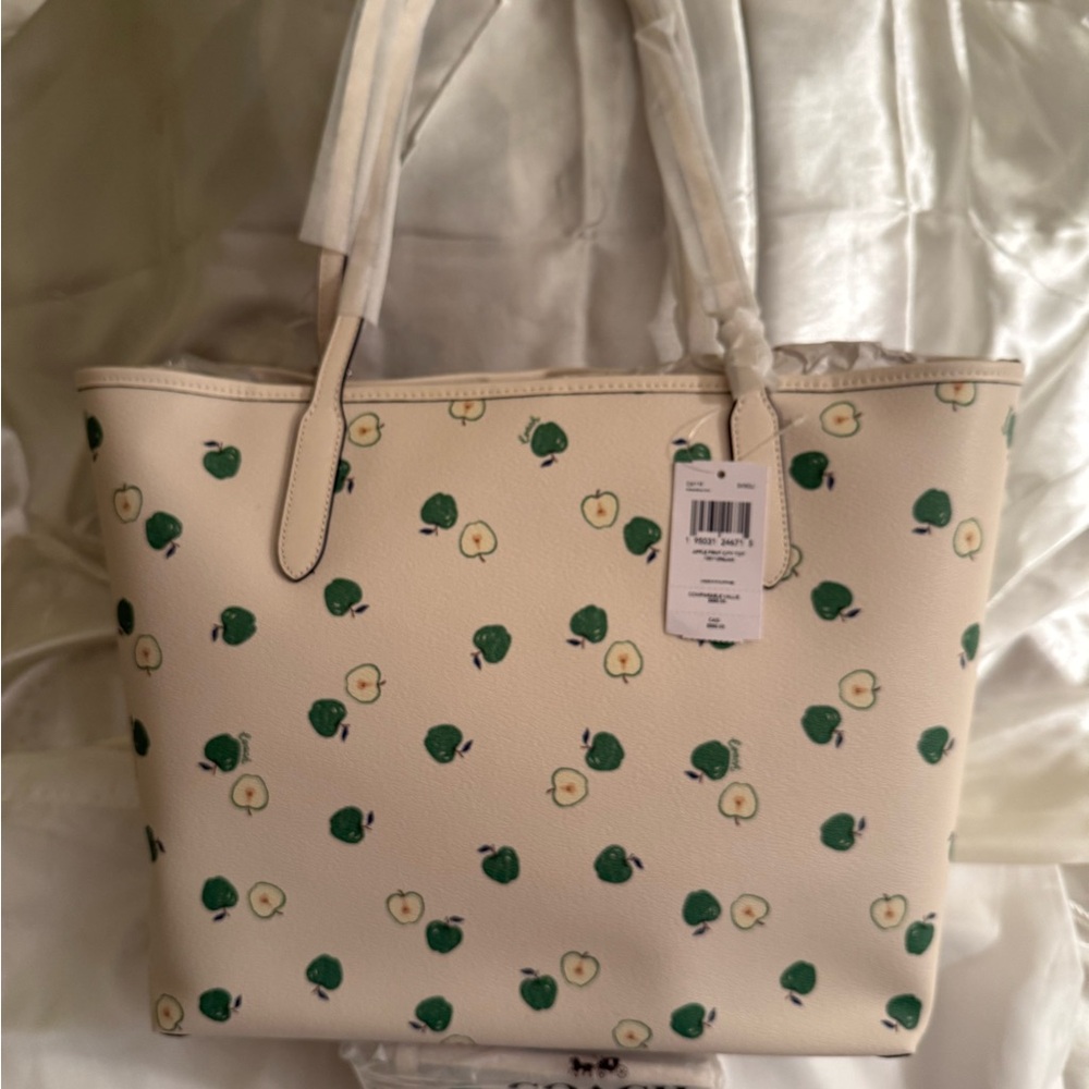 🍏Coach NWT SET White Tote with Green Apple Print and matching corner zip wallet - Picture 3 of 6